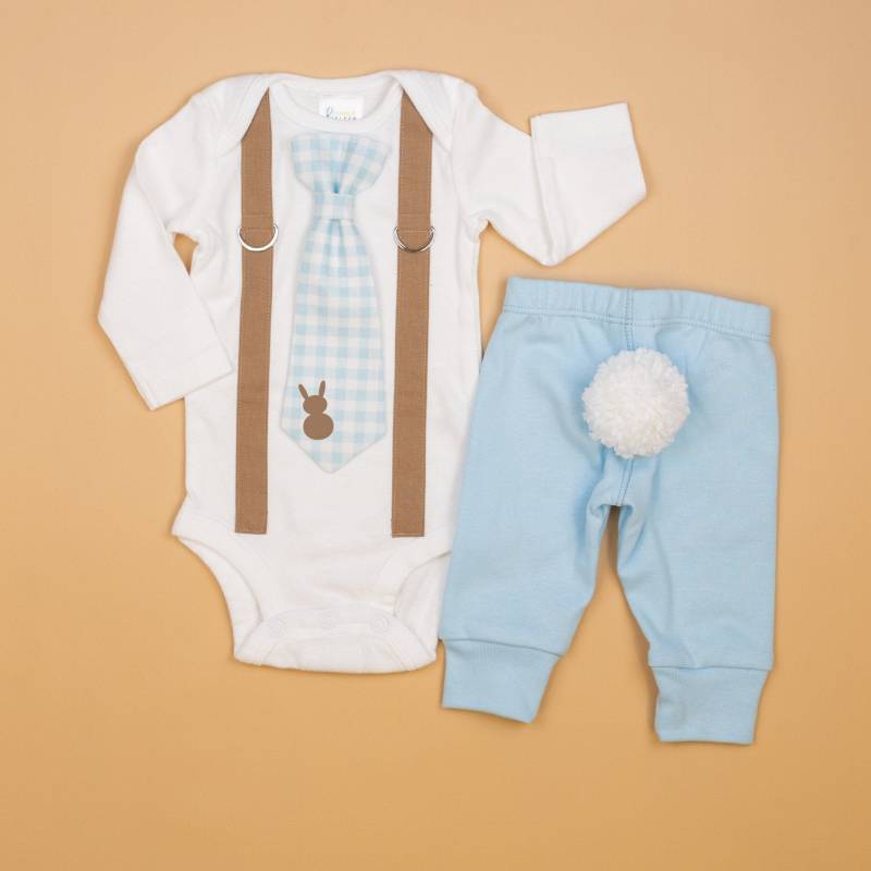 Oster Outfit Baby Jungen. Himmelblau. Neugeborenen Junge, Hasen Outfit, Säugling Junge. Osterkrawatte Und Hosenträger Body. Fotorequisite von CuddleSleepDream