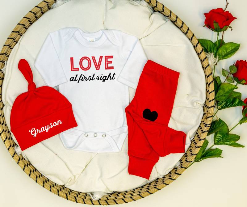 Personalisierte Baby Valentinstag Outfit. Junge Oder Mädchen. Neugeborenen Coming Home Outfit Februar. 1.valentinstag. Zum Verlieben von CuddleSleepDream