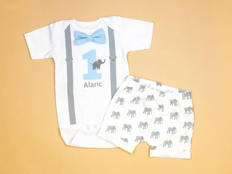 Personalisierte Elefant-Geburtstags-Outfit. Hosenträger Fliege. Baby Boy 1.geburtstag Shirt. Shorts Oder Hosen. Kuchen Smash. Grau-Blau. Namen von CuddleSleepDream