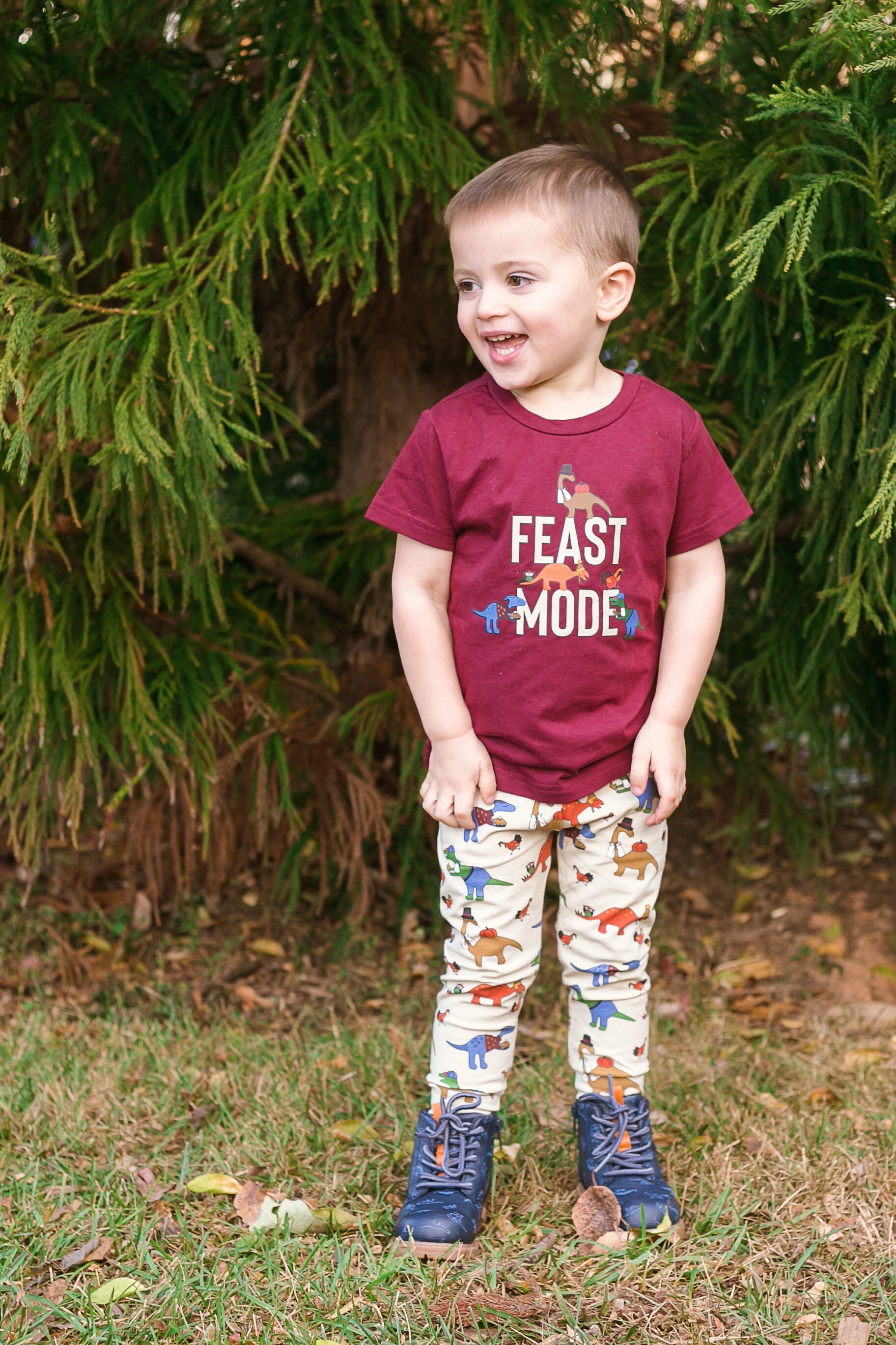 Thanksgiving Dinosaurier Shirt. Kleinkind Jungen Outfit. Festmodus T-Shirt. Burgunderfarbenes Grafik-T-Shirt. Leggings Hose von CuddleSleepDream