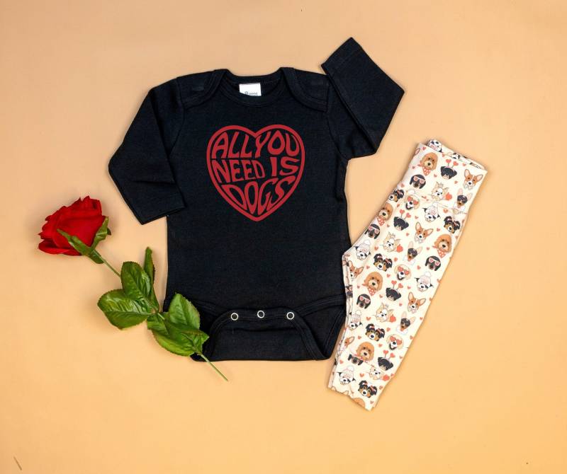 Valentine Welpen Shirt Für Baby. Hunde Shirt. Baby Valentinstag Outfit. Alles Was Du Brauchst Ist Hunde. Welpenliebe. Boy Oder Girl von CuddleSleepDream