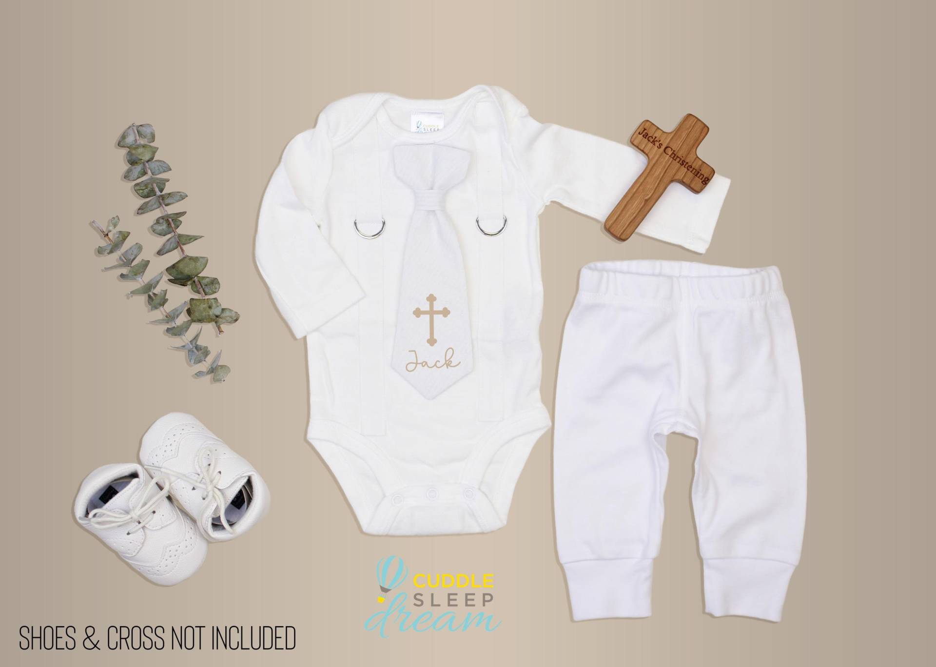 Weißes Tauf Outfit Junge Mit Personalisiertem Namen. Baby Jungen Outfit. Taufe Für Newborn Jungen. Krawatte Und Hosenträger von CuddleSleepDream