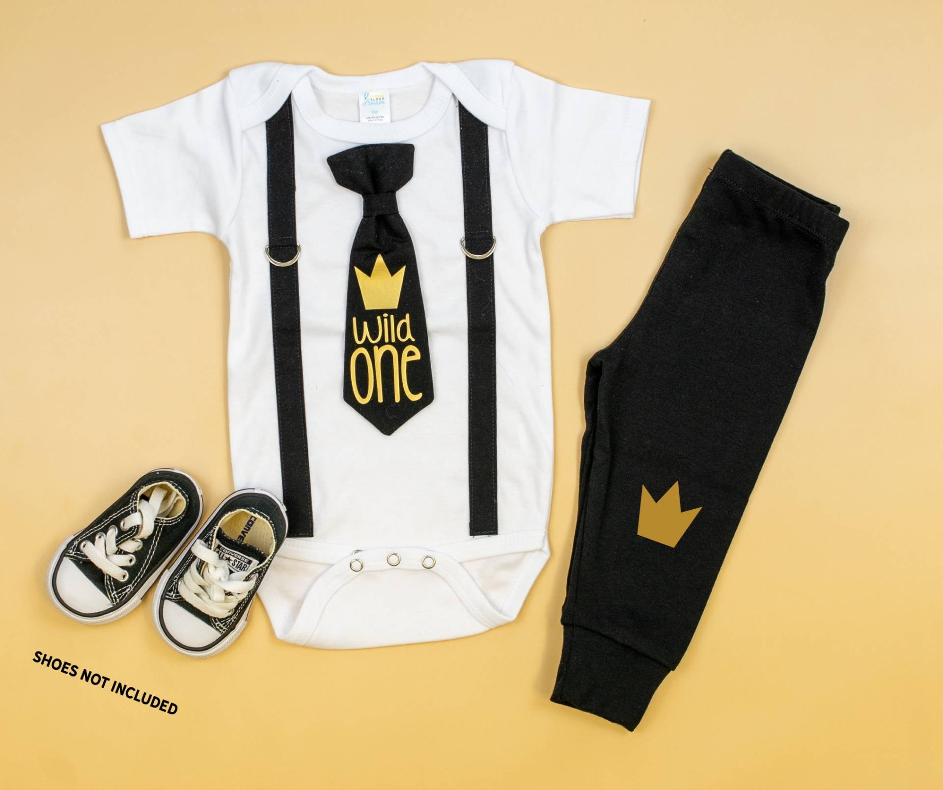 Wild One Geburtstags-Shirt. Baby Boy 1.geburtstag. Schwarze Hose. Kronen. Boy. Geburtstag Krawatte. Schwarz-Gold. Geburtstags-Sache von CuddleSleepDream
