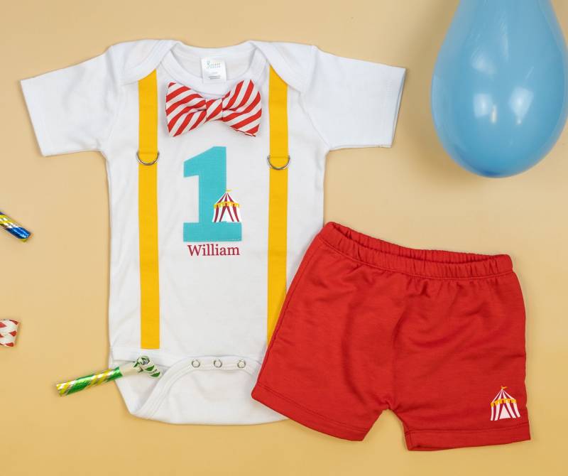 Zirkus 1.geburtstag Outfit Für Junge. Baby Boy Ersten Geburtstag Shirt. Karneval Mottoparty. Gelb Rot Aqua. Zirkuszelt Shirt Name von CuddleSleepDream