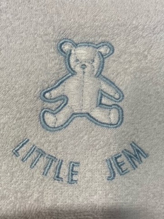 Cuddlz Personalisierte Weiße Frottee Lätzchen Abdl Extra Groß Mit Blauer Einfassung Cuddlz Personalisierte Weiße Frottee Lätzchen Abdl Extra Groß Mit Blauer Einfassung von CuddlzShop