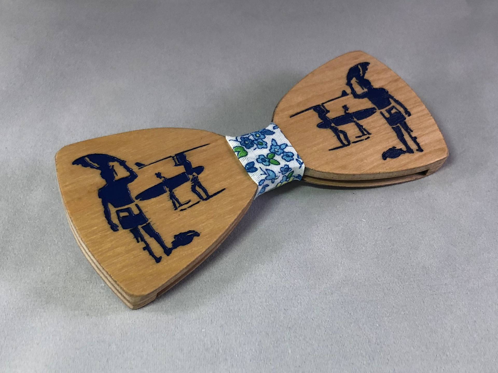 Surfer Fliege Geschenk Endlosen Sommer Surfer Fliege Geschenk Endlosen Sommer von CuffArchitecture