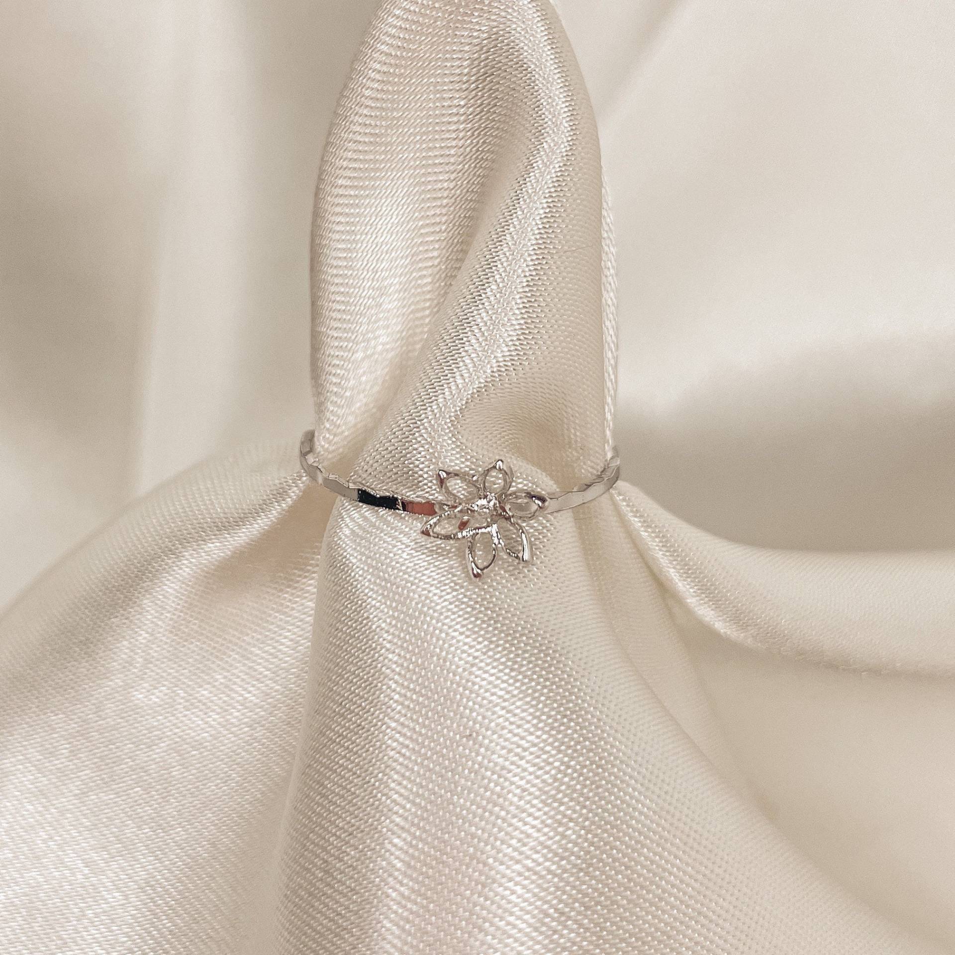 Blütenblätter Der Liebe Midi Ring von CuffMeCo