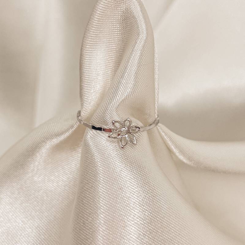 Blütenblätter Der Liebe Midi Ring Blütenblätter Der Liebe Midi Ring von CuffMeCo