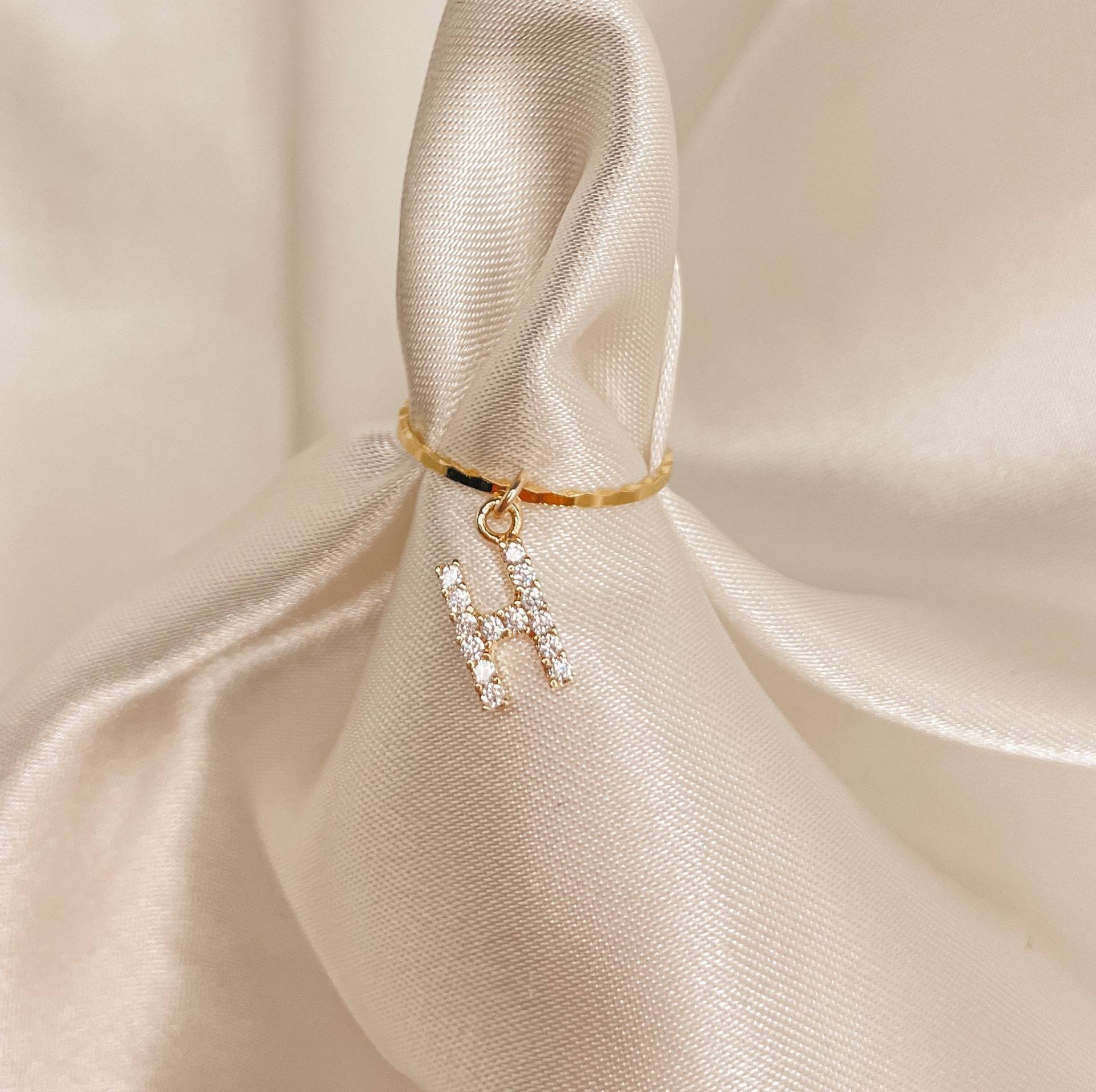 Gold Midi Ring Zirkonium Initial von CuffMeCo