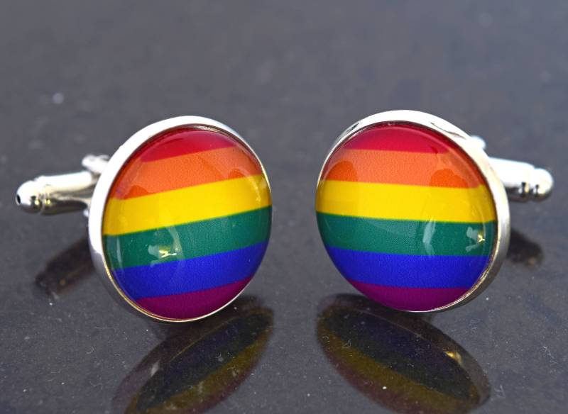 Homosexuell Stolz Regenbogen Manschettenknöpfe. Lgbt-Manschettenknöpfe. Bunte Regenbogen-Manschettenknöpfe in Silber, Gold Antik Bronze von CuffsAndScruffs