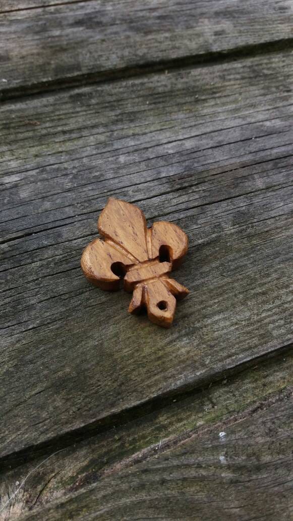 Handgemachter Geschnitzter Eichen Fleur-De-Lis Anhänger Handgemachter Geschnitzter Eichen Fleur-De-Lis Anhänger von Cukami