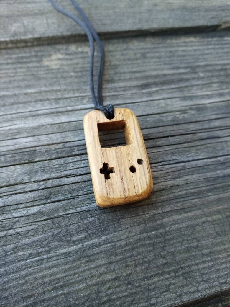Eichenholz Gameboy Halskette Gaming Anhänger Eichenholz Gameboy Halskette Gaming Anhänger von Cukami