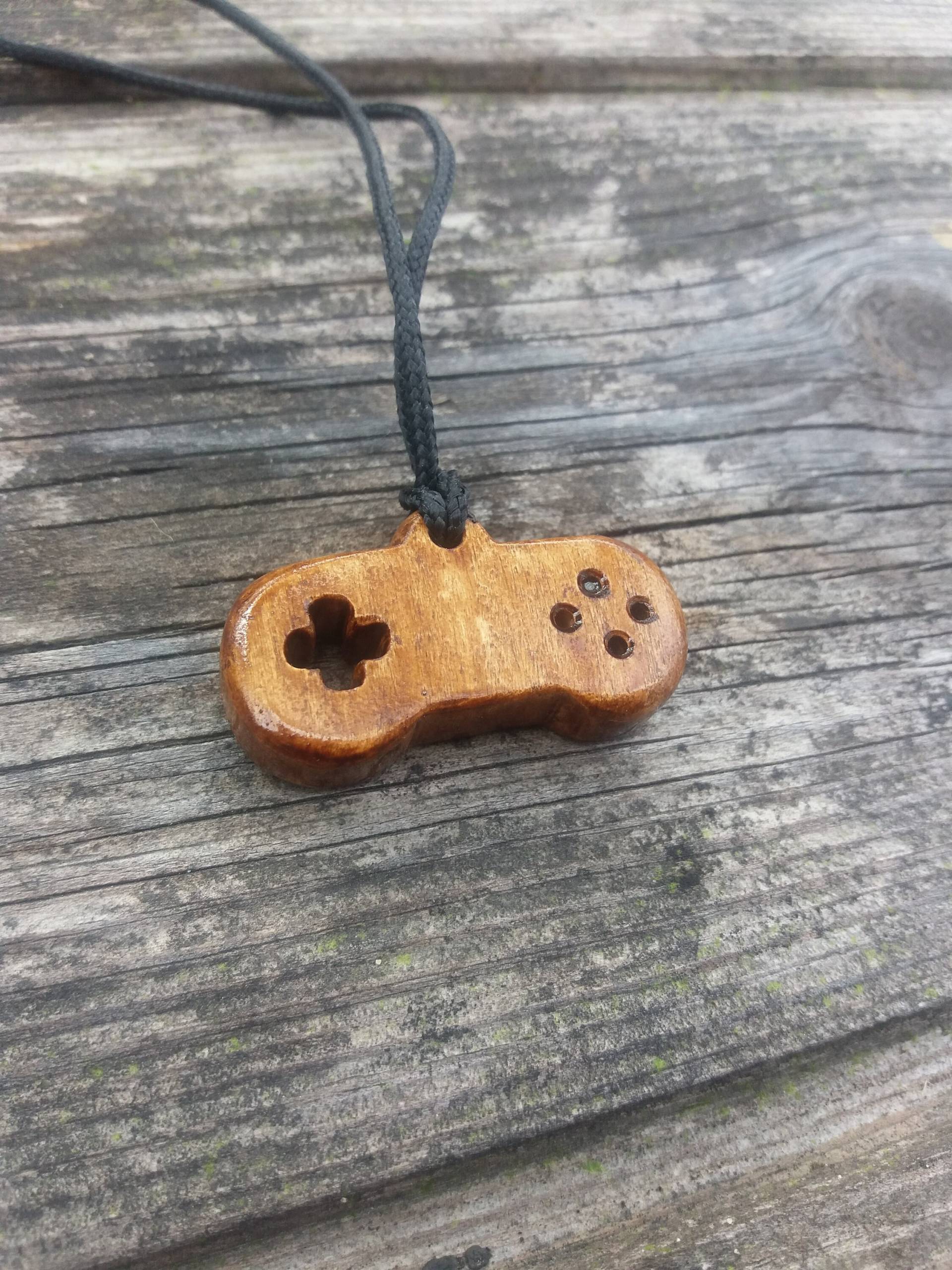 Eichenholz Gamepad Halskette Retro Gaming Anhänger Eichenholz Gamepad Halskette Retro Gaming Anhänger von Cukami