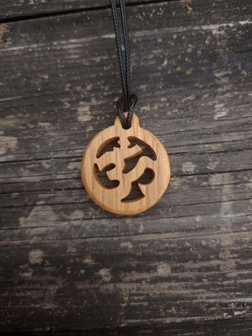 Handgemachtes Om Anhänger Aus Eichenholz Yoga Spirituelle Halskette Handgemachtes Om Anhänger Aus Eichenholz Yoga Spirituelle Halskette von Cukami