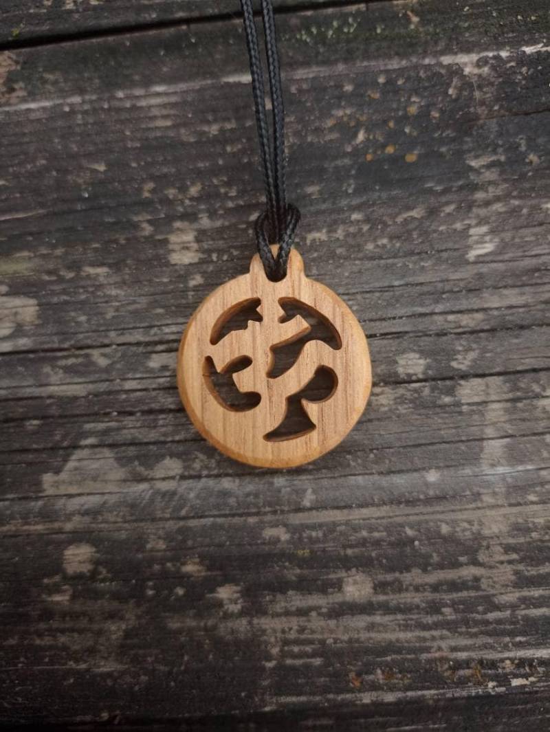 Handgemachtes Om Anhänger Aus Eichenholz Yoga Spirituelle Halskette Handgemachtes Om Anhänger Aus Eichenholz Yoga Spirituelle Halskette von Cukami
