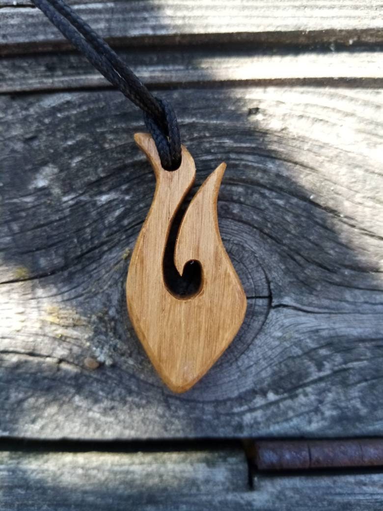 Handgefertigte Eichen Holz Maori Haken Halskette Inspirierter Anhänger Handgefertigte Eichen Holz Maori Haken Halskette Inspirierter Anhänger von Cukami