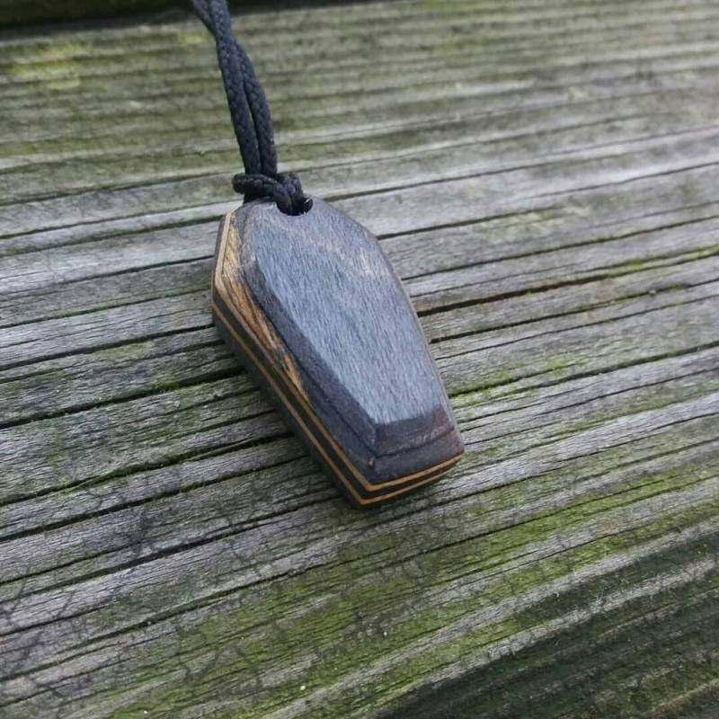 Handgemachte Skateboard Sarg Halskette Gothic Schmuck Handgemachte Skateboard Sarg Halskette Gothic Schmuck von Cukami