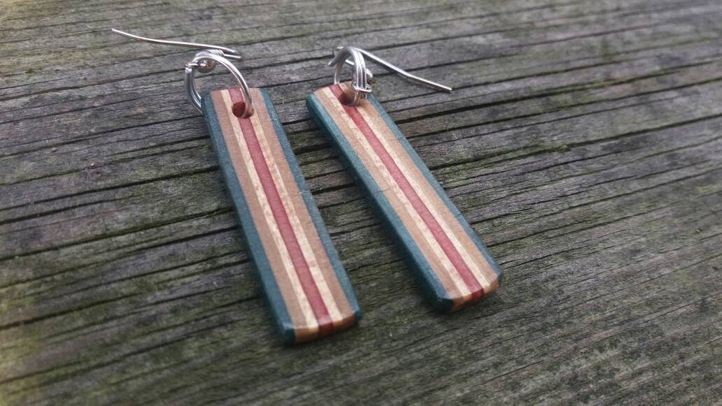 Handgemachte Skateboard Ohrringe Recyceltes Holz Schmuck Geschenk Handgemachte Skateboard Ohrringe Recyceltes Holz Schmuck Geschenk von Cukami