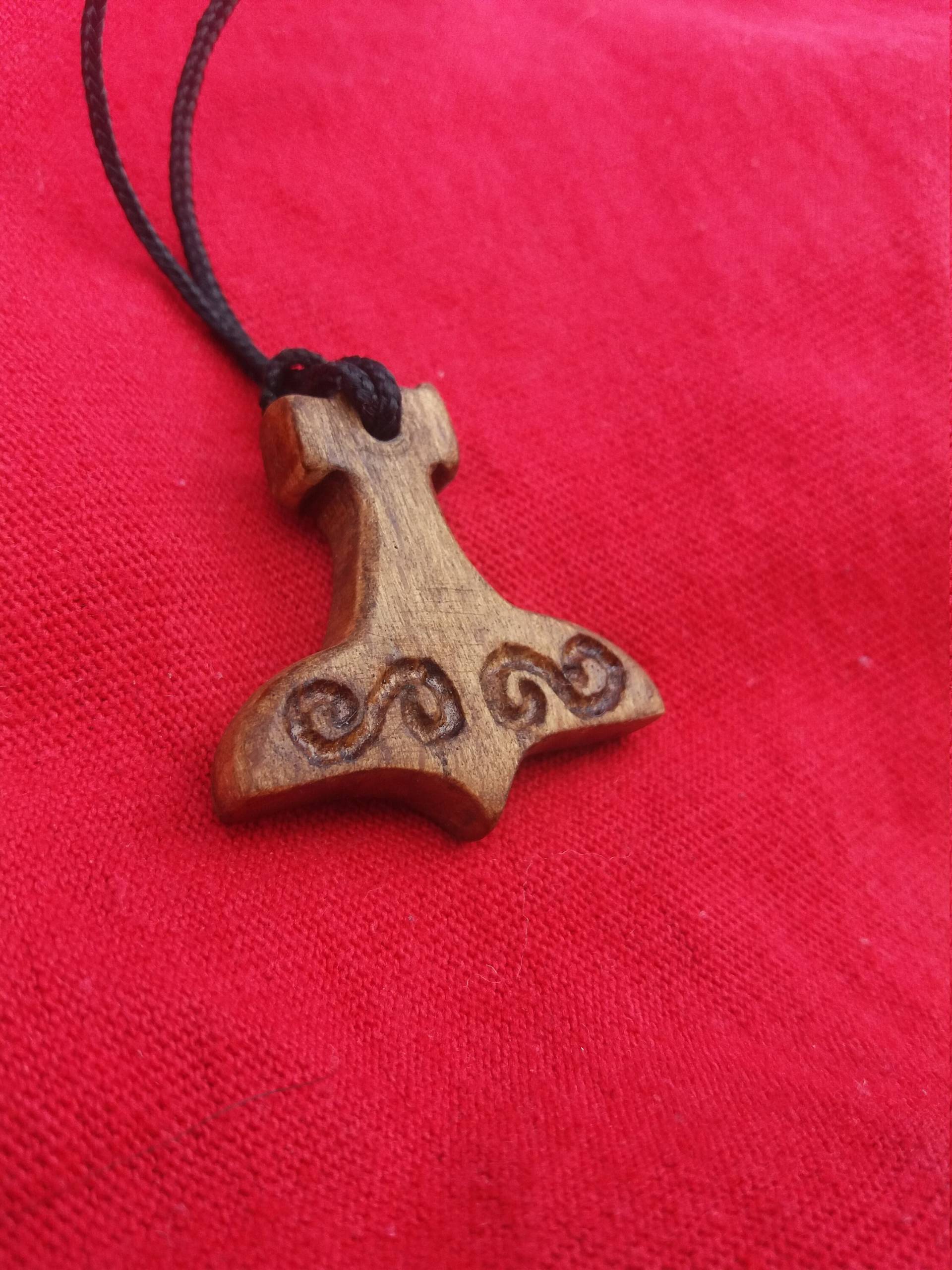 Handgemachter Thorshammer Aus Eiche Geschnitzter Mjölnir Anhänger, Wikinger Schmuck Handgemachter Thorshammer Aus Eiche Geschnitzter Mjölnir Anhänger, Wikinger Schmuck von Cukami