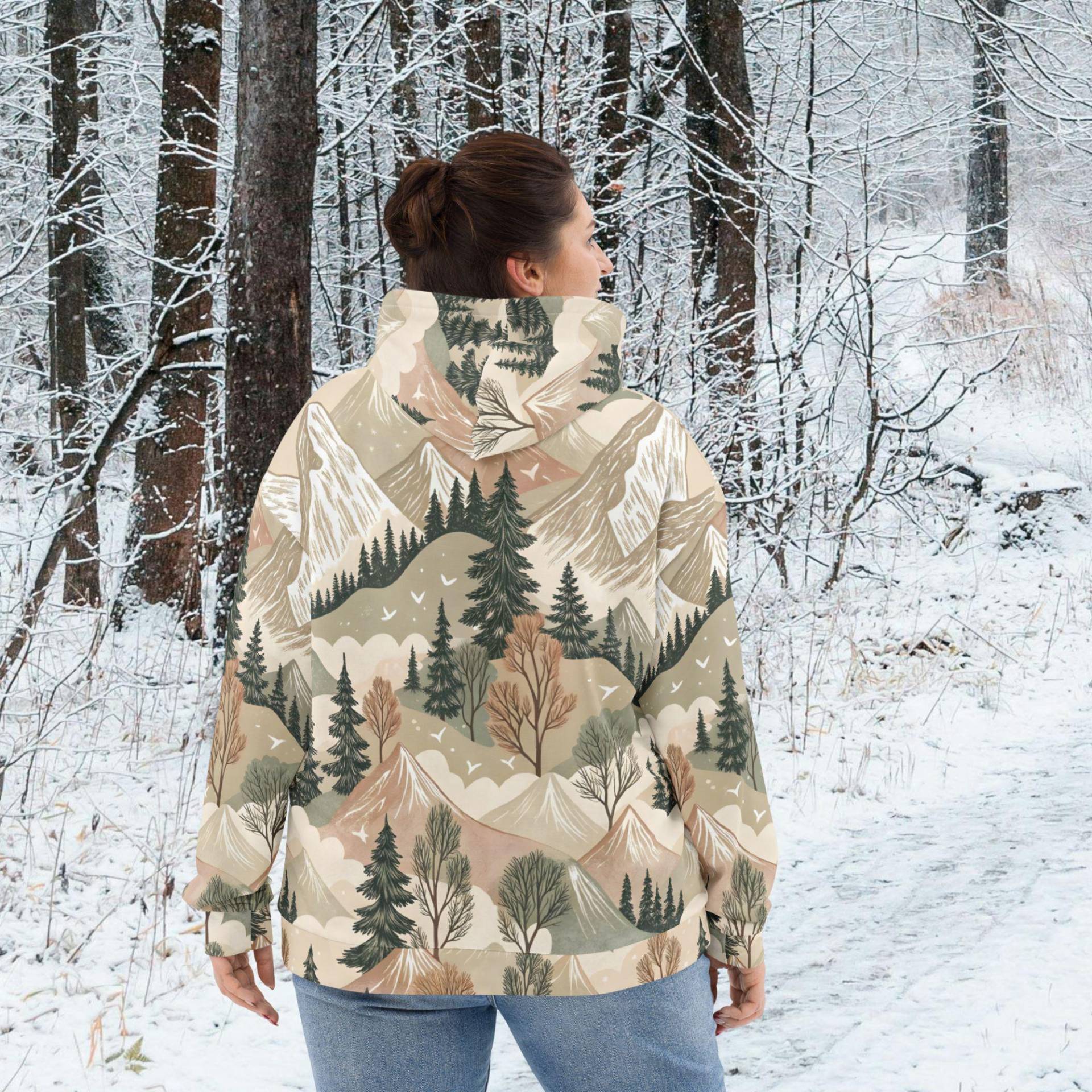Berge Und Bäume Camouflage Unisex Hoodie, Wanderer Outdoor Wear in Natürlichen Erdtönen, Braun Grün Für Naturliebhaber | Made To Order von CulluDesign