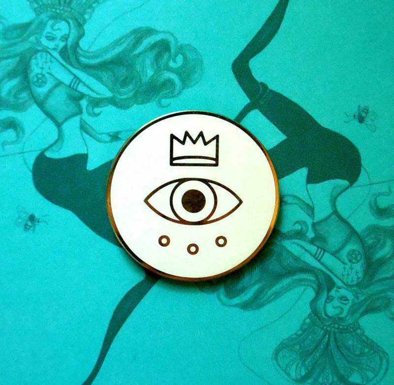 Royal Circle Emaille Pin von CultFictionPress