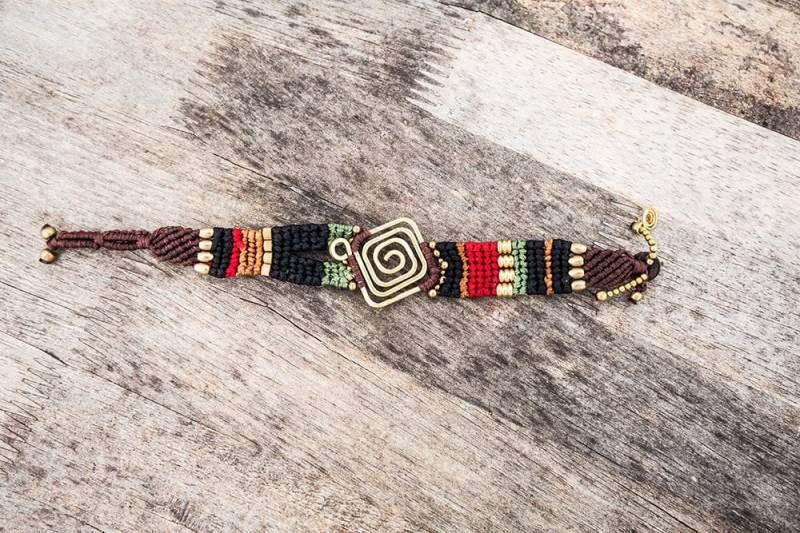 Buntes Funky Makrameearmband von PangeaOneWorldShop