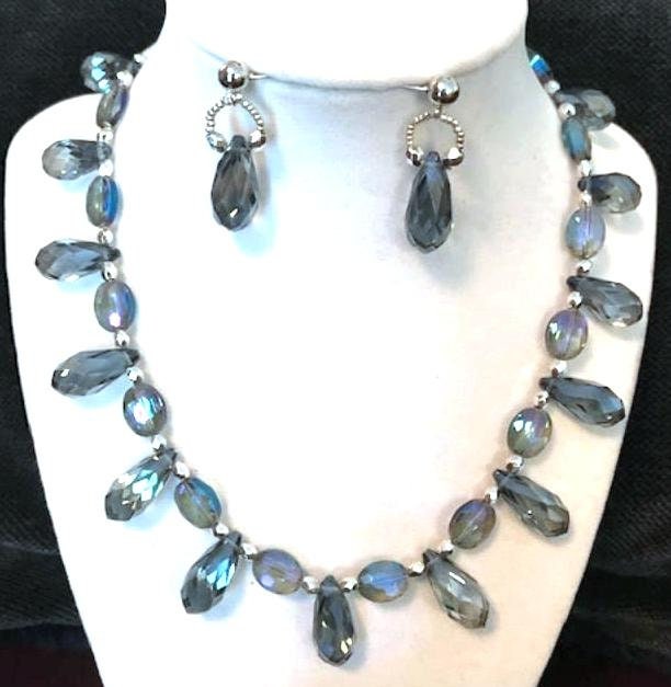 Blauer Kristall Teardrop Halskette & Ohrringe von CulturedJewelry