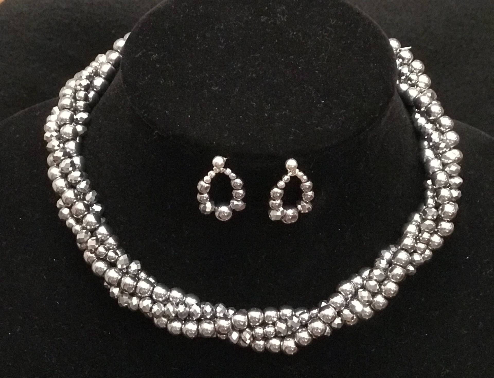 Vier Strang Silberfarbene Twistable Halskette Mit Passenden Ohrringen von CulturedJewelry