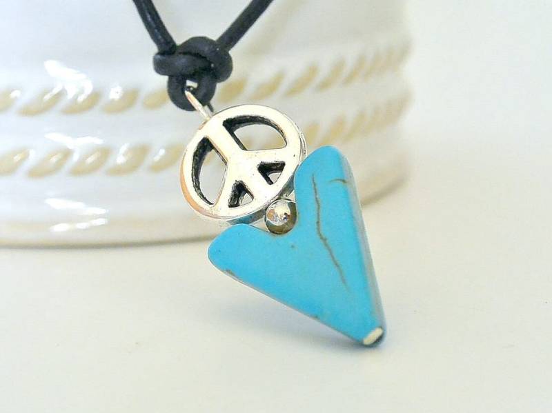 Herren Halsband, Peace Halskette, Pfeil Türkis, Howlith Blau, Yoga Symbol, Leder Edelstein Schmuck, Geschenk Für Männer von CumisGems