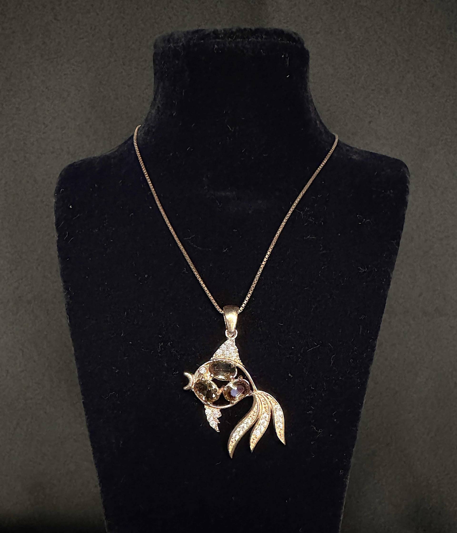 Zauberhafte Silberkette Mit Farbwechsel Fisch Cupida Schmuck Zauberhafte Silberkette Mit Farbwechsel Fisch Cupida Schmuck von CupidaJewellery