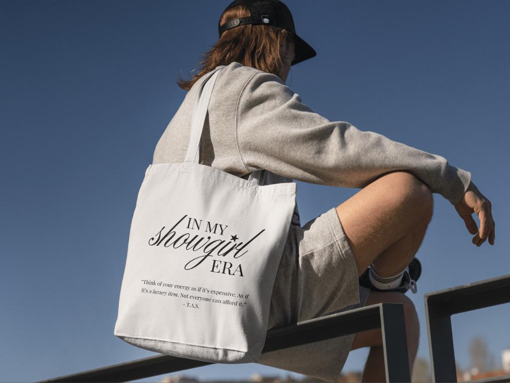 Tragetasche "In My Showgirl Era" - Jutebeutel Geschenk Merch Fanartikel Stoffbeutel Tote Bag Taylor von CuratedByKarma