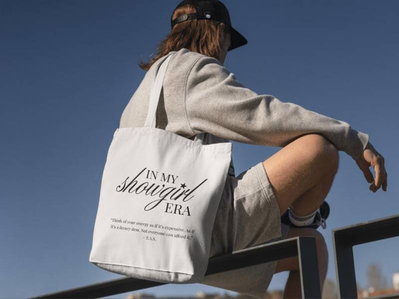 Tragetasche "In My Showgirl Era" - Jutebeutel Geschenk Merch Fanartikel Stoffbeutel Tote Bag Taylor Tragetasche "In My Showgirl Era" - Jutebeutel Geschenk Merch Fanartikel Stoffbeutel Tote Bag Taylor von CuratedByKarma