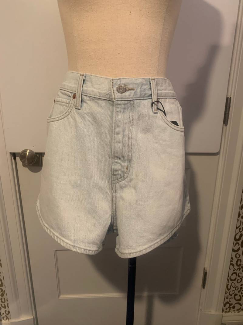Modellierte Shortie Short von CuratedClassix