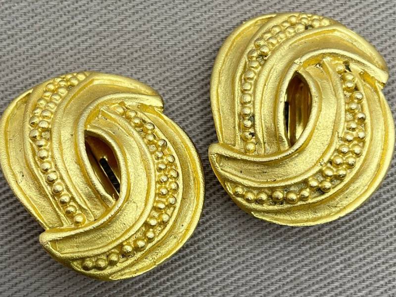Etruscan Leslie Block Signierte Clip On Statement Ohrringe Matt Gold Byzantinisch von CuratedTrimmings