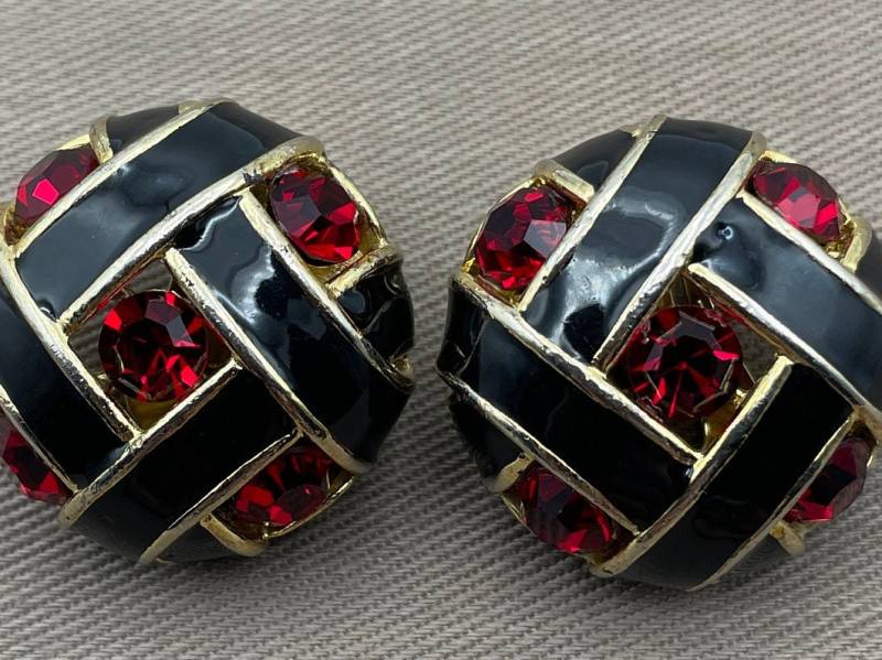 Fab Ruby Red Moghul Statement Ohrringe Glänzend Schwarz Emaille Landebahn Schmuck von CuratedTrimmings