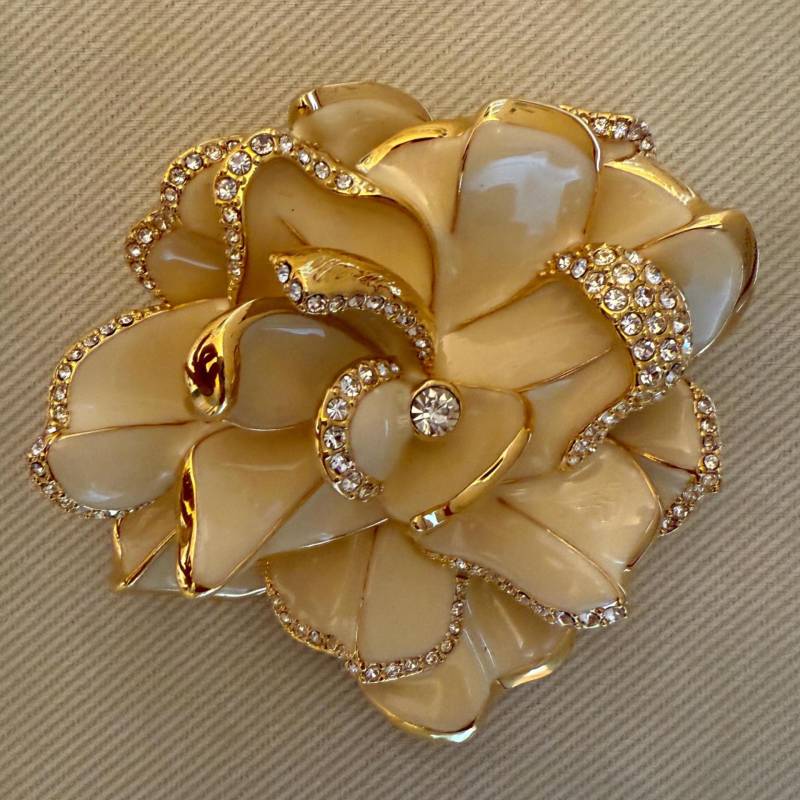 Große Joan Rivers Camilla Brosche Mit Straßsteinen Und Cremefarbener Emaille von CuratedTrimmings