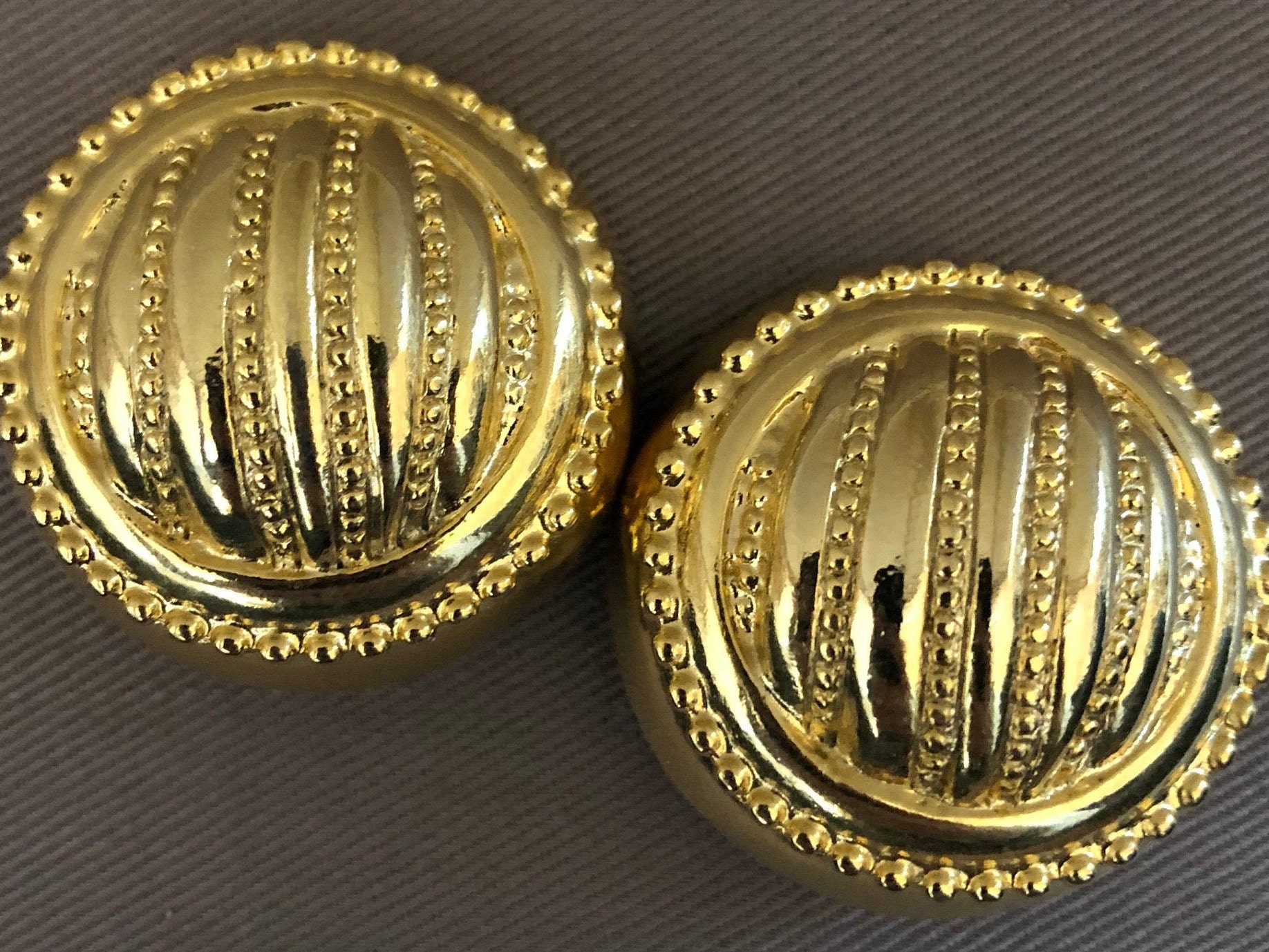 Massive Bijou Runway Clip On Statement Ohrringe Gold Riesen Classic Chic Massive Bijou Runway Clip On Statement Ohrringe Gold Riesen Classic Chic von CuratedTrimmings