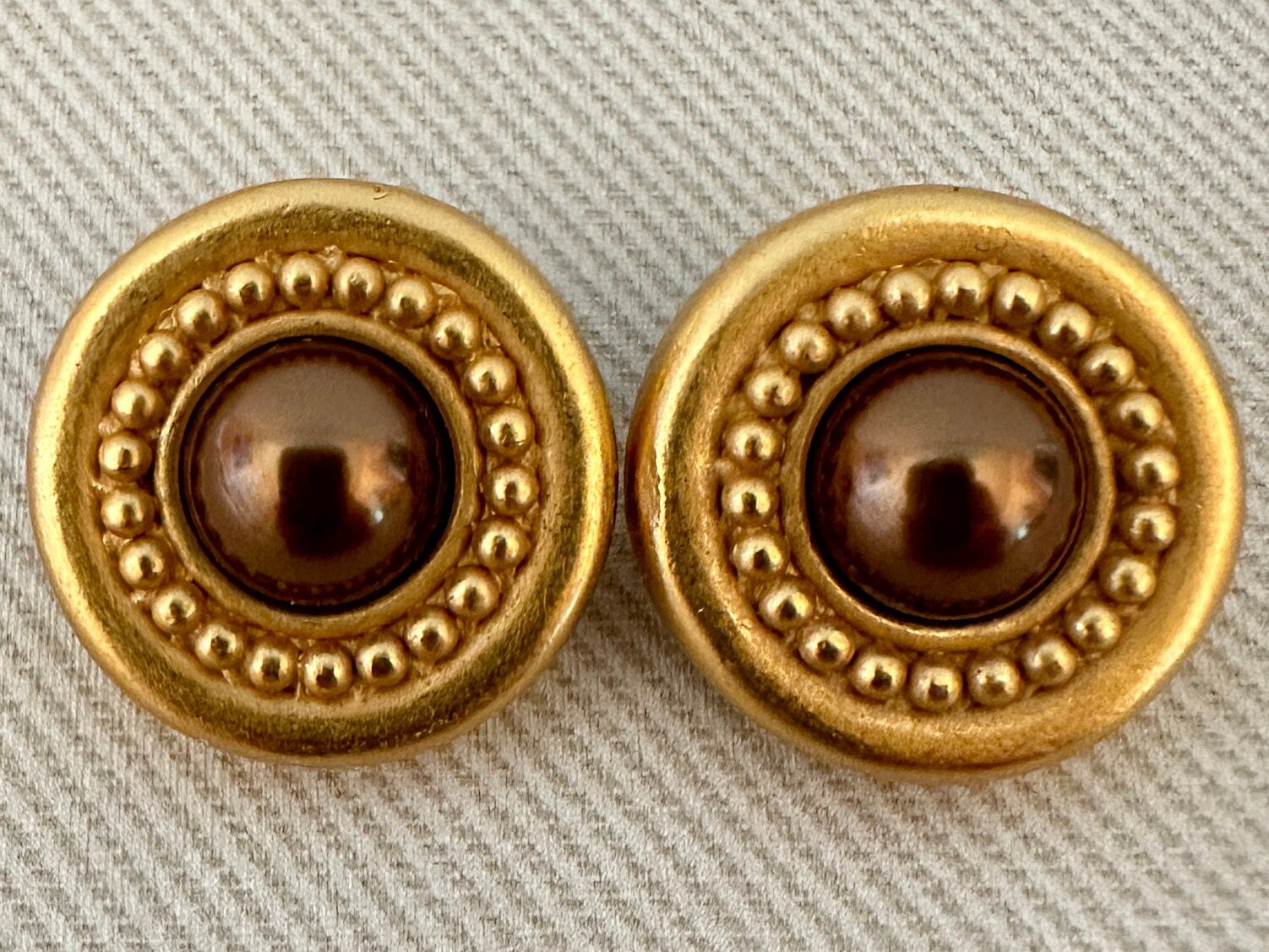 Petite Carolee Matte Gold Perle Ohrclips Petite Carolee Matte Gold Perle Ohrclips von CuratedTrimmings