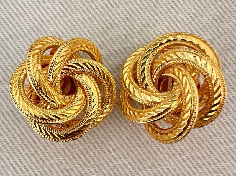 Schicke Unendlichkeit Knoten Abstrakte Clip Auf Statement Ohrringe Goldfarbener Modeschmuck von CuratedTrimmings