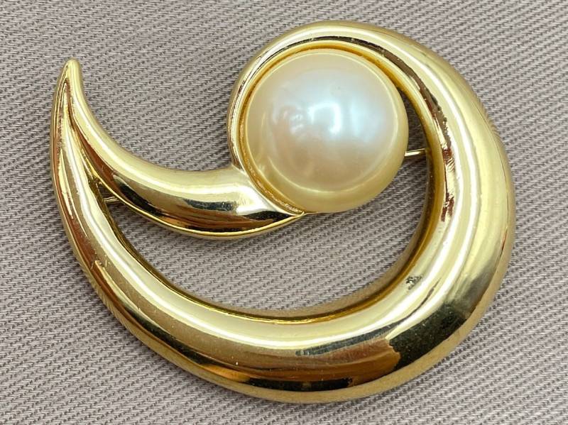 Signierte Richelieu Perle Abstrakte Brosche Anstecknadel von CuratedTrimmings