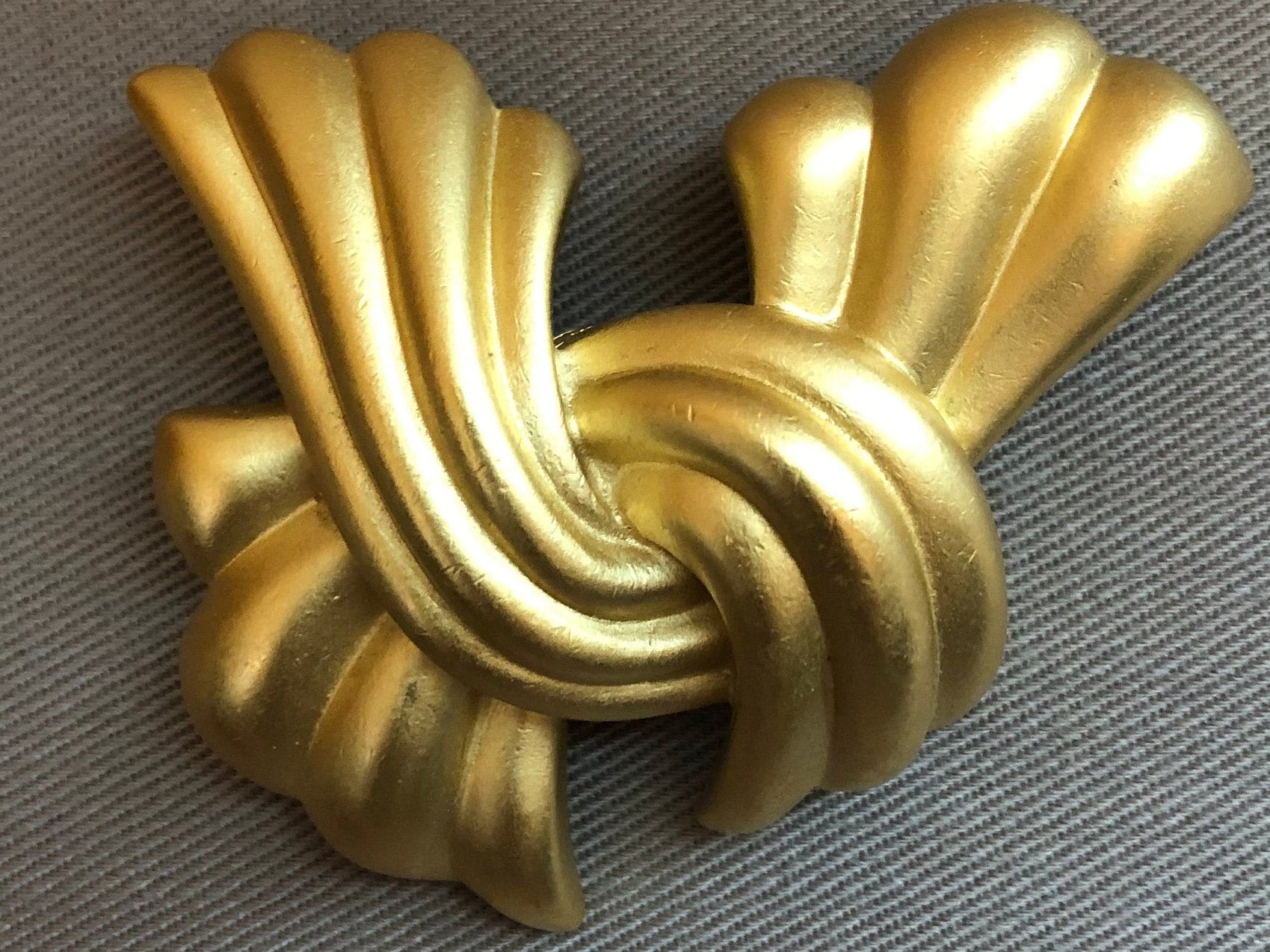 Vintage Monet Pin - Matt Gold Vintage Monet Pin - Matt Gold von CuratedTrimmings