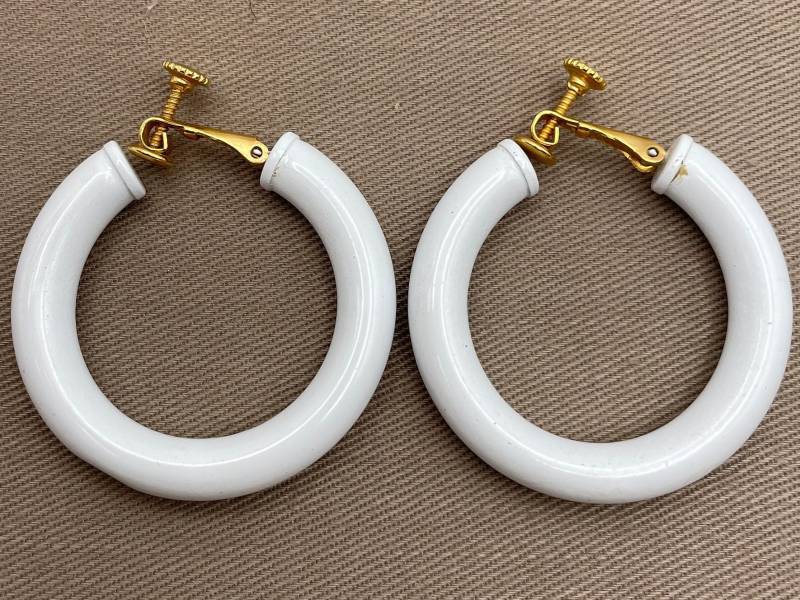 Vintage Napier Signierte Weiße Hoop Ohrringe Clip On Statement von CuratedTrimmings