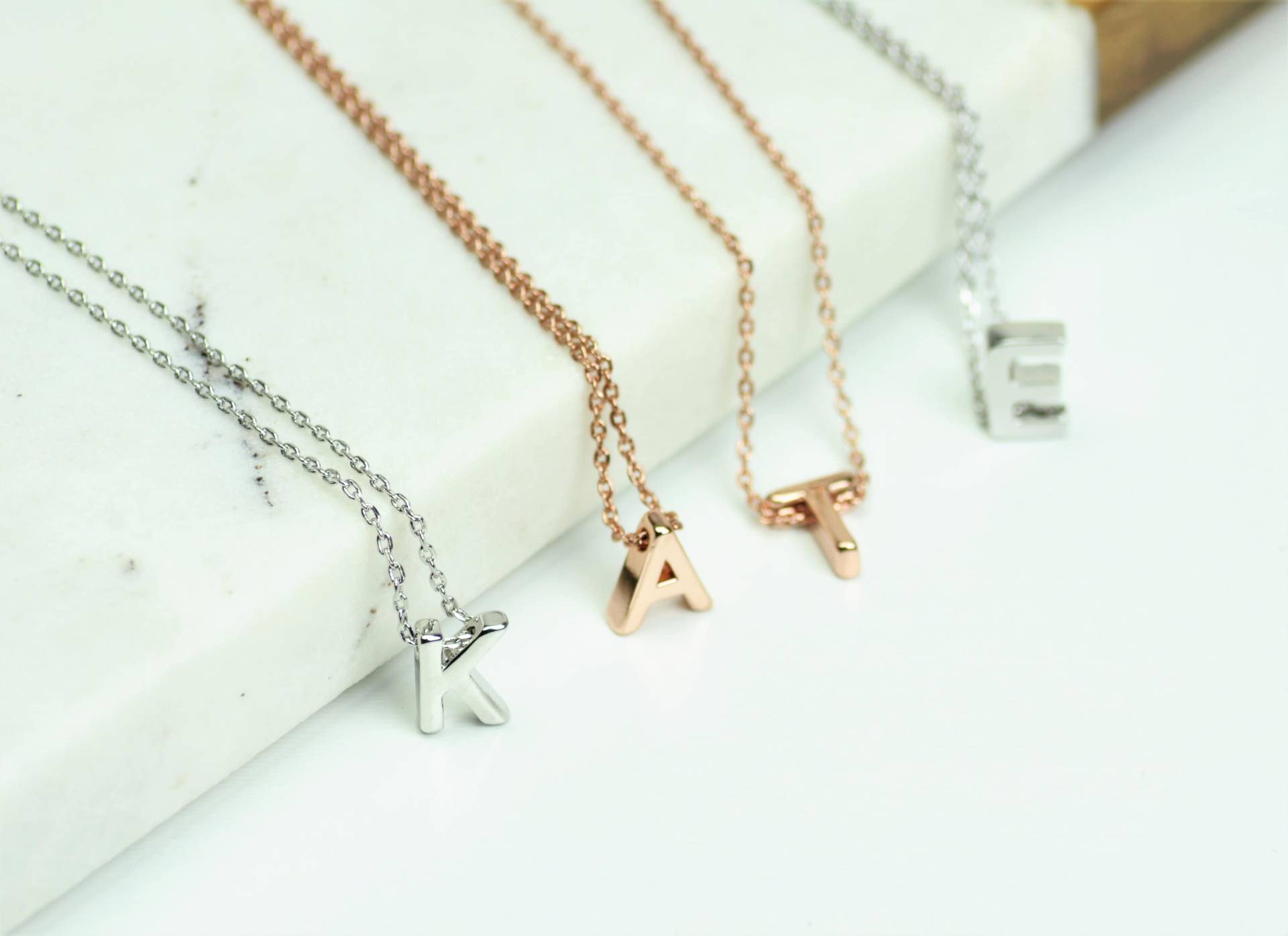 Zierliche Buchstaben Halskette/Kleine Monogramm Silber Personalisierte Statement Layering Zierliche Buchstaben Halskette/Kleine Monogramm Silber Personalisierte Statement Layering von CuratedTrinkets