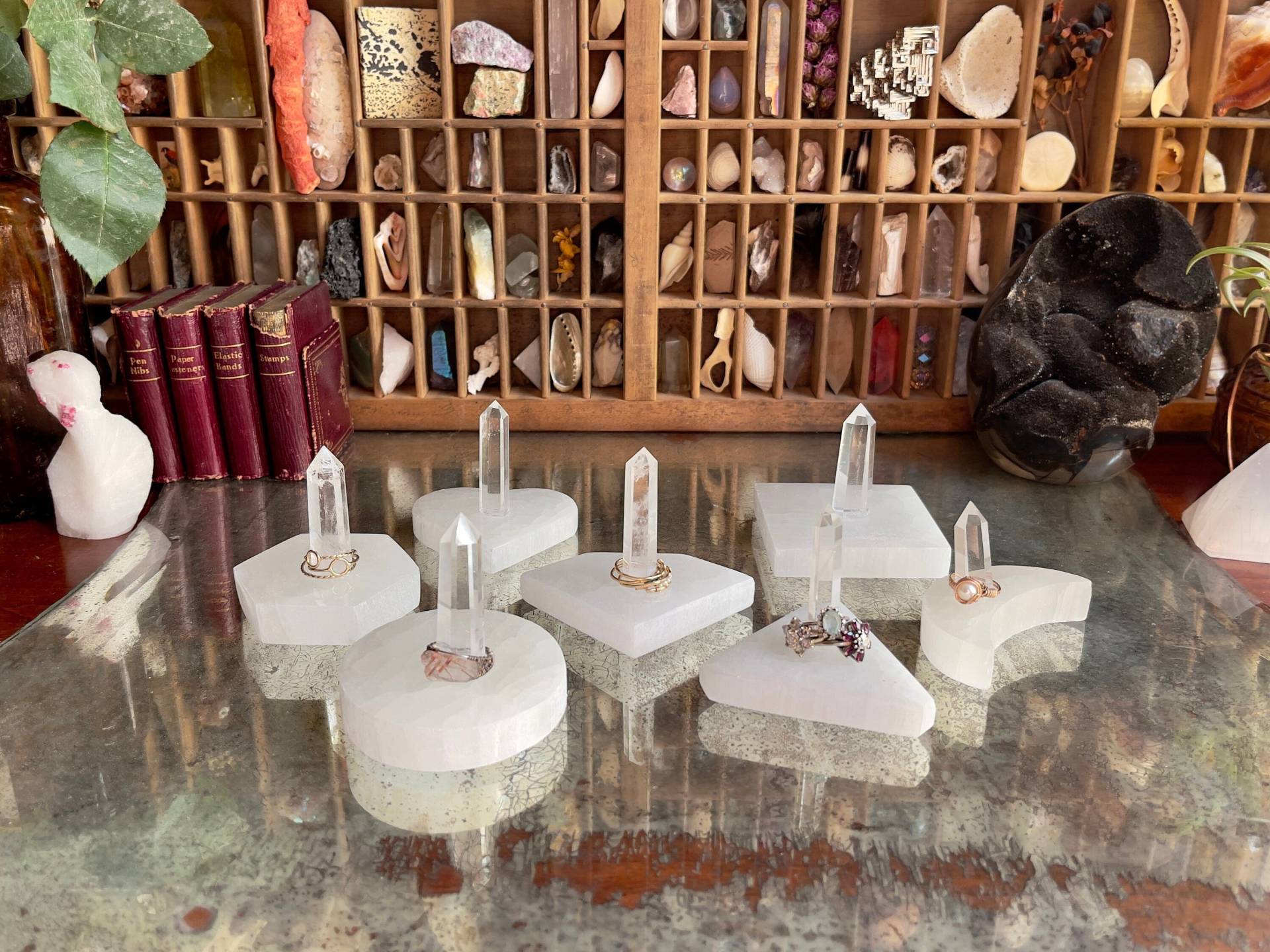 Ringhalter Aus Quarz Spitze, Selenit/Kreis, Quadrat, Sechseck, Dreieck, Herz, Diamant, Mond Ringständer, Geschenk Zur Verlobung Ringhalter Aus Quarz Spitze, Selenit/Kreis, Quadrat, Sechseck, Dreieck, Herz, Diamant, Mond Ringständer, Geschenk Zur Verlobung von Curiographer