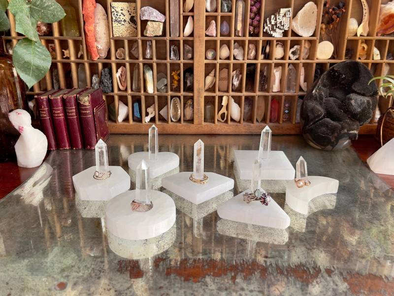 Ringhalter Aus Quarz Spitze, Selenit/Kreis, Quadrat, Sechseck, Dreieck, Herz, Diamant, Mond Ringständer, Geschenk Zur Verlobung Ringhalter Aus Quarz Spitze, Selenit/Kreis, Quadrat, Sechseck, Dreieck, Herz, Diamant, Mond Ringständer, Geschenk Zur Verlobung von Curiographer