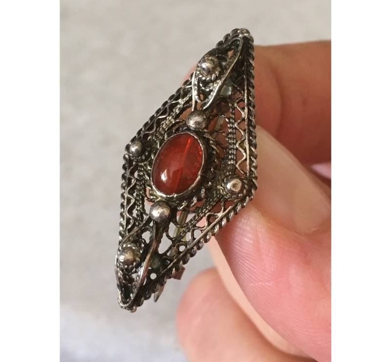 Filigrane Silber Kleidung Rhombus Brosche. Vintage & Handgemachte Frauen Lange Und Starke Anstecknadel. Karamell Ton Edelstein Sterling Silber von CurioseVintageShop