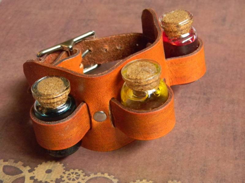 Achemist's Fantasy Cuff Armband - Stabile Verarbeitung Von Leder Und Metall-Hardware 3 Glasfläschchen Mit Farbigem Öl "Potion" Inhalt." von CuriosityShopper