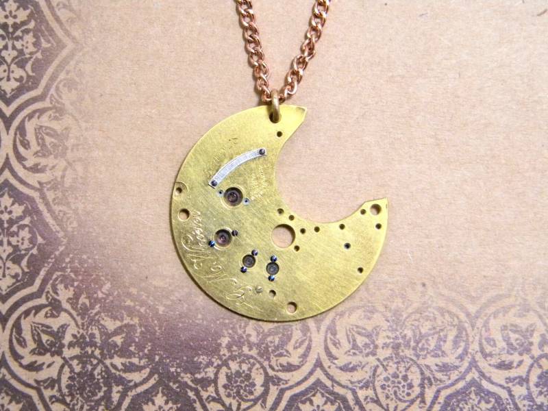 Einzigartiger Steampunk Mond Anhänger. Wunderschön Muster Geätzte Antike Messing Taschenuhr Brücke in Halskette Umgewandelt von CuriosityShopper