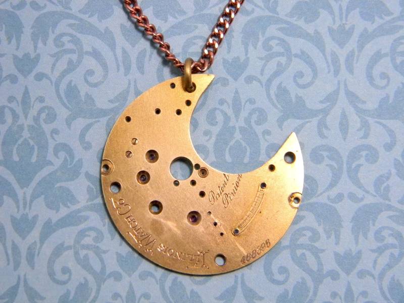 Einzigartiger Steampunk Mond Anhänger. Wunderschön Muster Geätzte Antike Messing Taschenuhr Brücke in Halskette Umgewandelt von CuriosityShopper