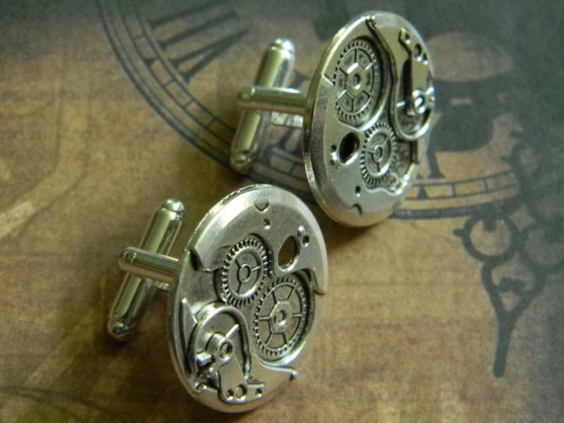 Helles Silber Ton Steampunk Style Zahnrad Manschettenknöpfe Set - Erschwingliche Cosplay Kostüm von CuriosityShopper